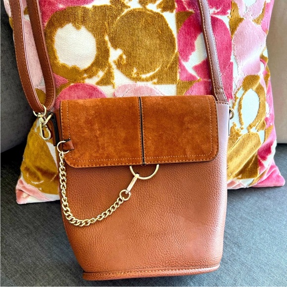 Elegant Tan Leather Shoulder Bag - Picture 2 of 4